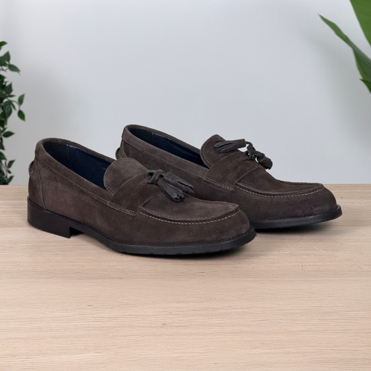 Mocasín clásico de ante con borlas