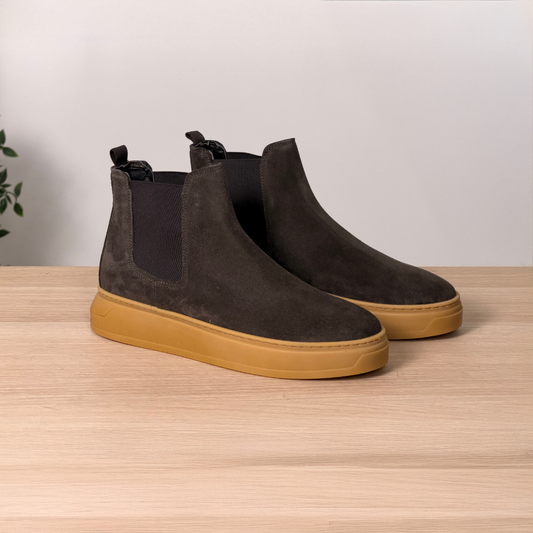 Bota Chelsea con suela moldeada de caucho y ante