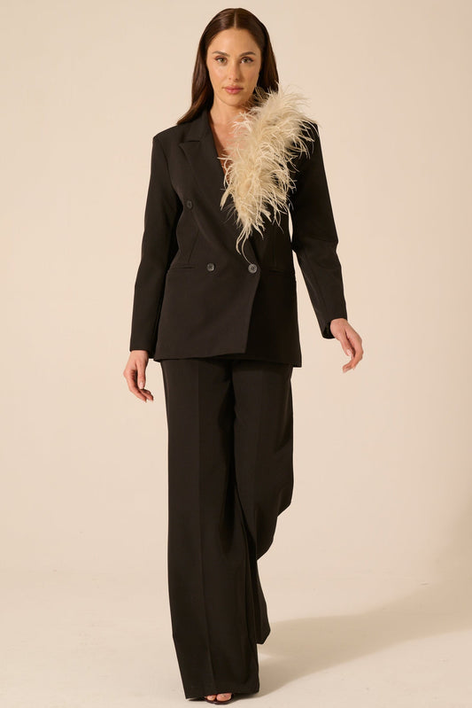 Traje Andy Negro con plumas en el escote