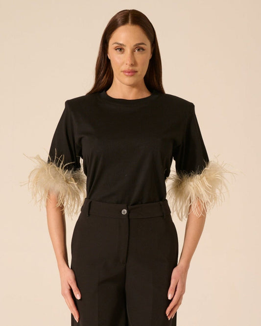 Blusa Negra y Plumón Beige