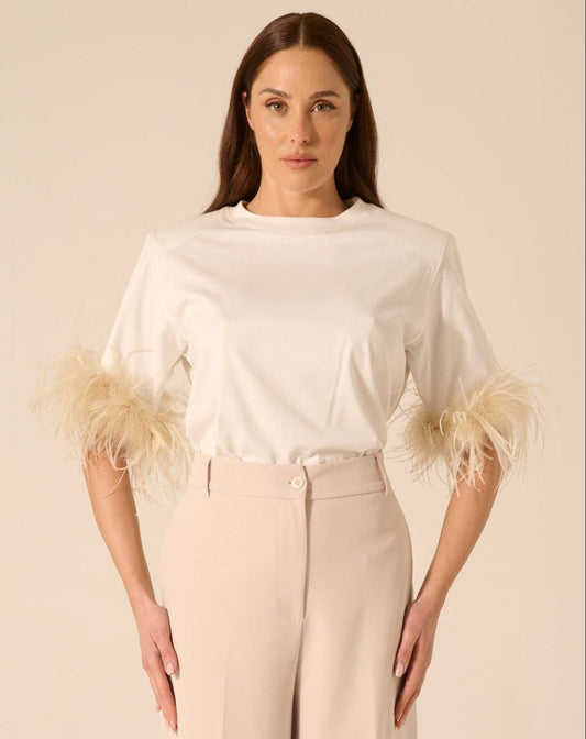 Blusa Blanca y Plumón Beige